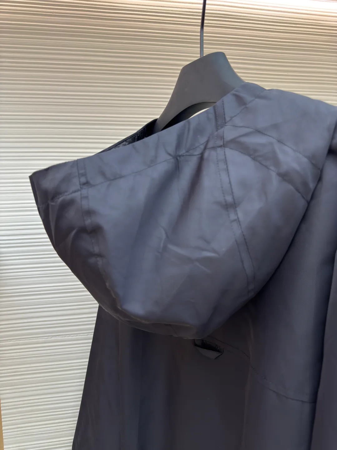 LOUIS VUITTON double-sided windproof pin jacket ●Authentic product: purchased and developed for 22800 ●Item number: 1680472-C55 ●Fabric: polyester fiber fabric ●Technology: jacquard ●Version: fitted version ●Weight: about 565 grams ●Size: 44-46-48-50 ●Description: The solid color fabric is made of nylon encrypted matt twill fabric, and the jacquard fabric on the other side is made of 50D nylon yarn-dyed jacquard fabric. The solid color front panel is laser-burned, hand-made of white copper, with a triangle pin with logo and glossy finish. The front panel pocket uses a hardware keychain to hang a folding clothing tag, and the jacquard letters on the front chest placket are made of single-piece flowing pure It is cut by hand to restore the flower, and all the pieces are numbered. The pockets are also cut with the restored flower number. The fabric is relatively light and silky, and it takes time to cut accurately. The front and center are equipped with a double-circulation puller 5# orbital zipper. The hem and the hood are worn with spiral elastic ropes with ring anti-slip buckles, square pig nose buckles with logo, and all holes are punched with hardware and logo on the cloth-colored cornrows.